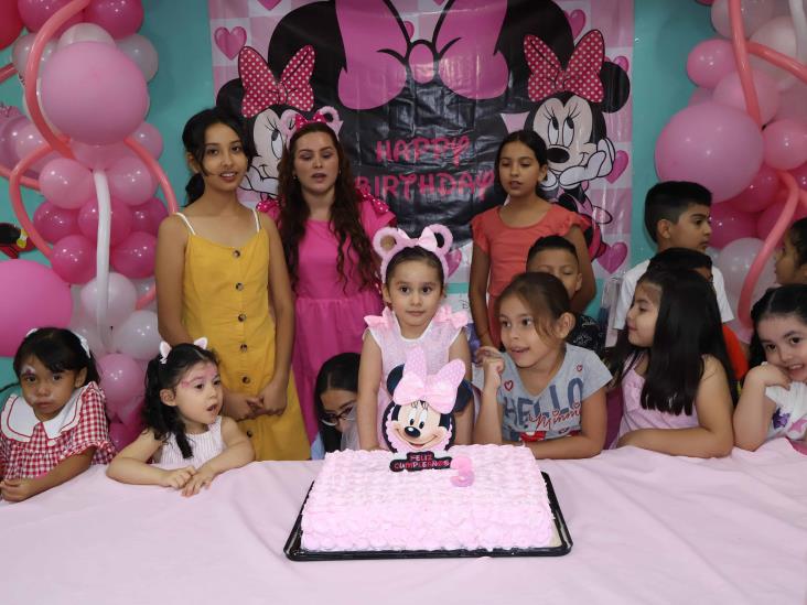 Rossana Reyes es festejada con temática de Minnie Mouse