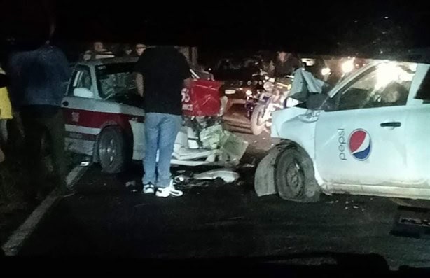 Fuerte accidente entre taxi y camioneta bloquea carretera Xalapa-Naolinco; reportan dos lesionados