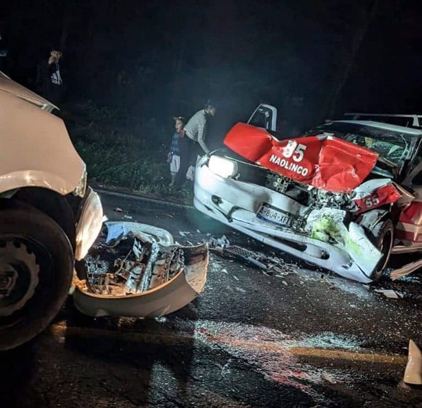 Fuerte accidente entre taxi y camioneta bloquea carretera Xalapa-Naolinco; reportan dos lesionados