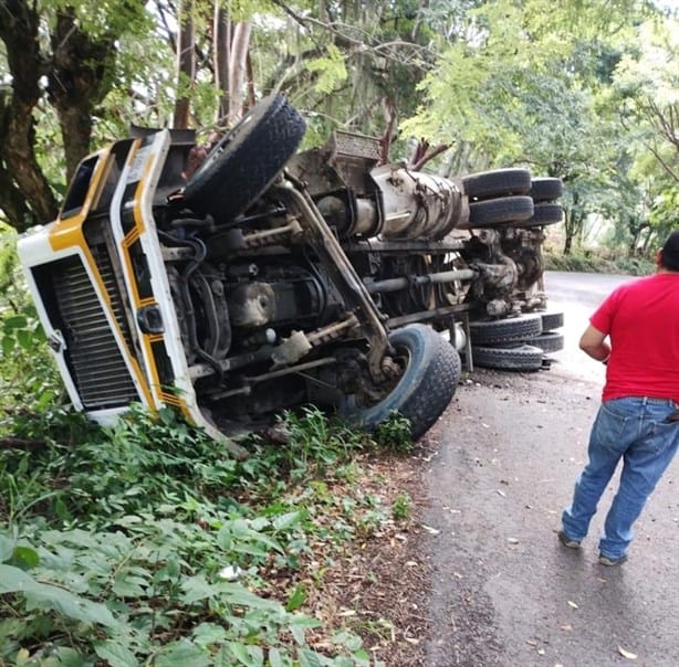 Camión de cemento vuelca y bloquea la carretera Vega de Alatorre-Colipa