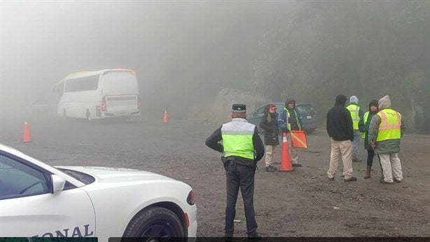 Continúa obstruida por rocas la autopista Orizaba-Puebla, filas superan los 35 kilómetros