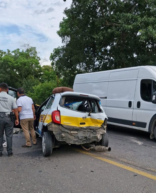 Choque de tres vehículos en la Carretera Federal 150 Córdoba-La Tinaja provoca movilización de emergencia