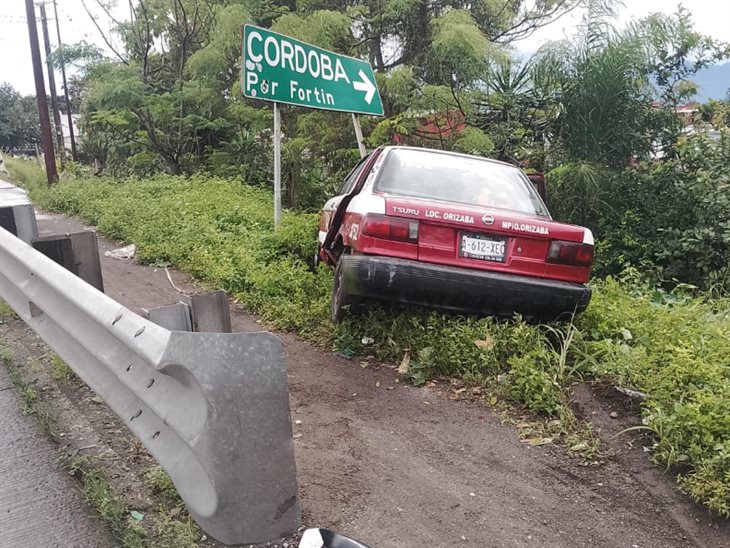 Taxi es impactado por un tráiler en la autopista Orizaba-Córdoba ¡se salió de la carretera!