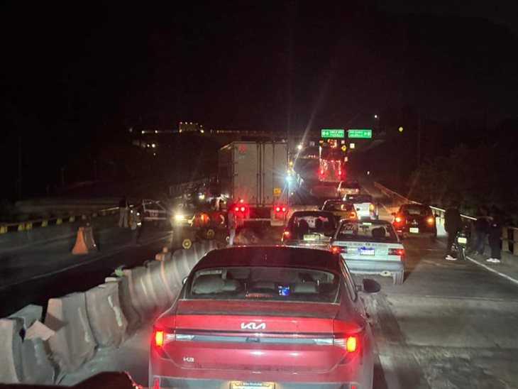 ¡Perdió el control! tráiler causa accidente múltiple en el Puente de Jalapilla