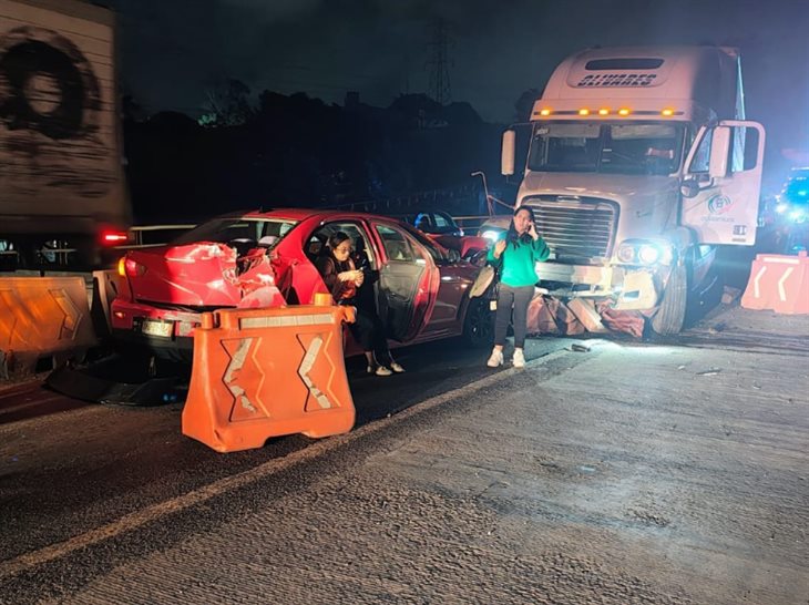 ¡Perdió el control! tráiler causa accidente múltiple en el Puente de Jalapilla