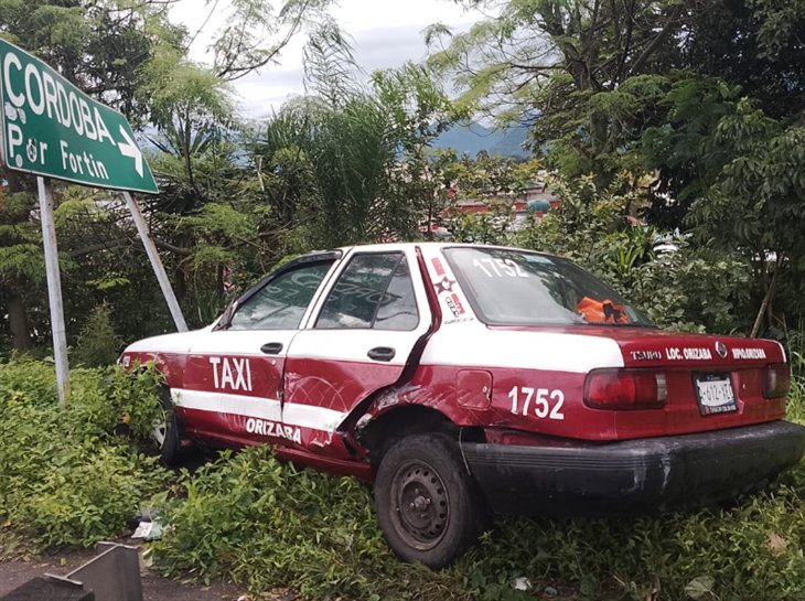 Taxi es impactado por un tráiler en la autopista Orizaba-Córdoba ¡se salió de la carretera!