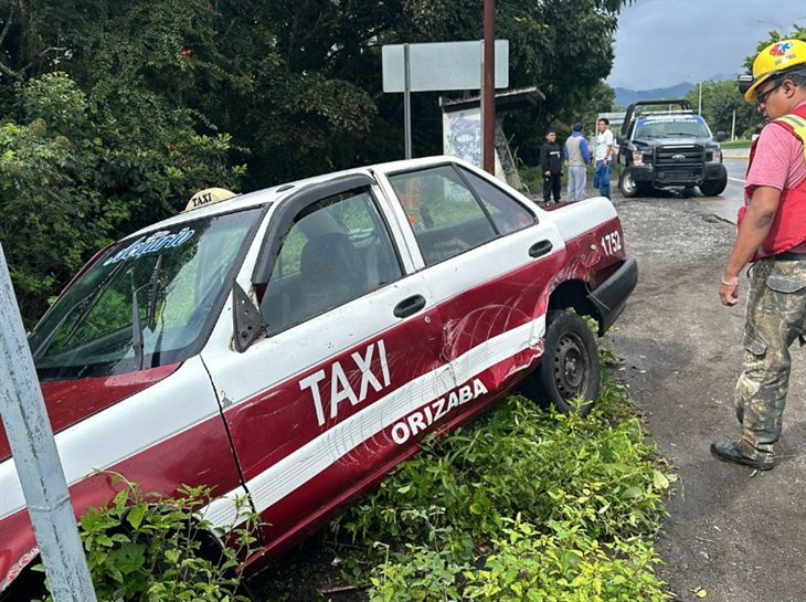 Taxi es impactado por un tráiler en la autopista Orizaba-Córdoba ¡se salió de la carretera!