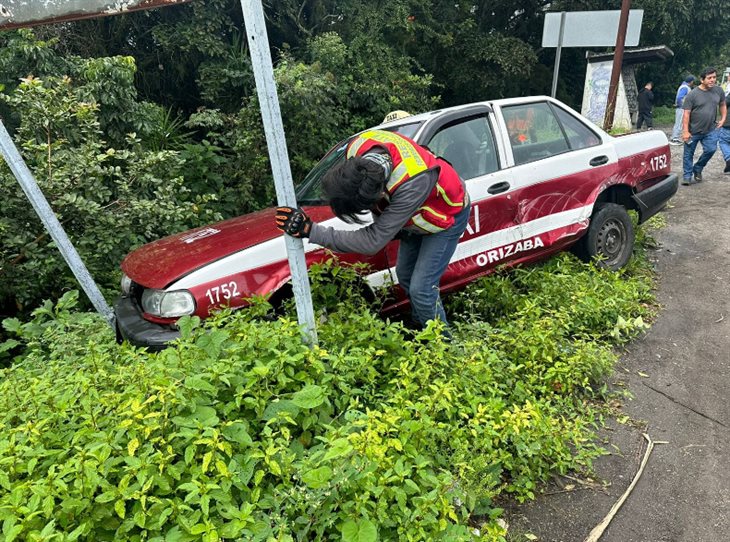 Taxi es impactado por un tráiler en la autopista Orizaba-Córdoba ¡se salió de la carretera!