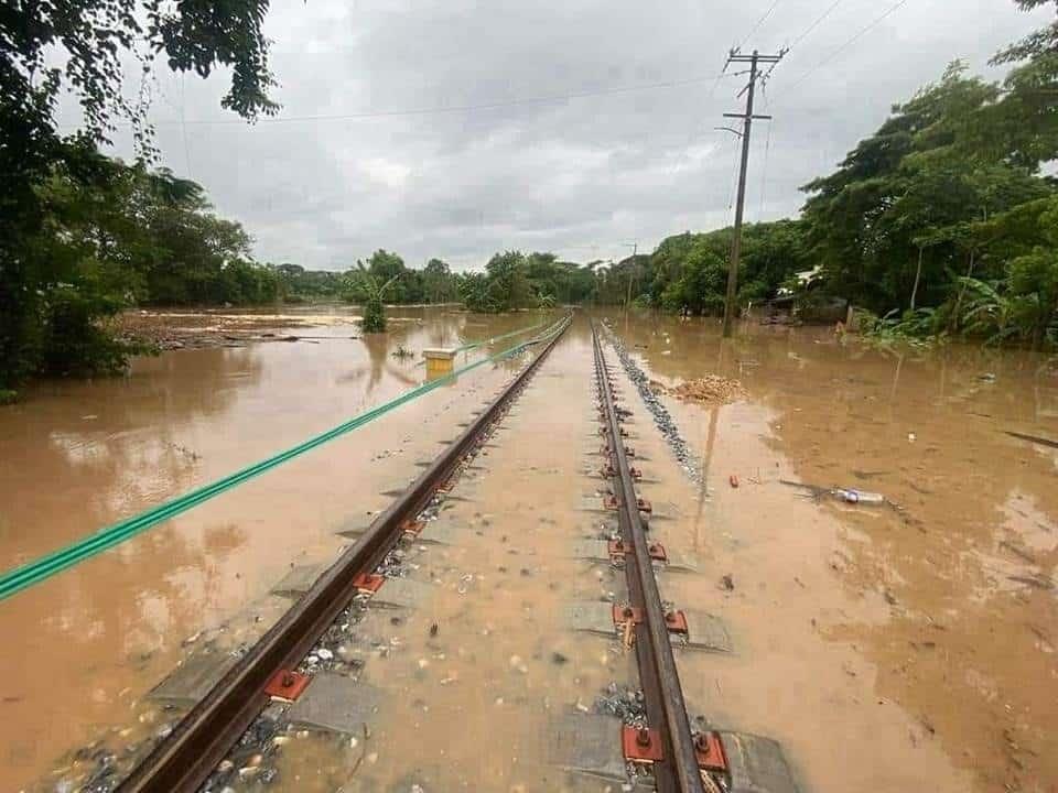 Corredor Interoceánico: intensas lluvias inundan las vías del tren en límites Veracruz-Oaxaca