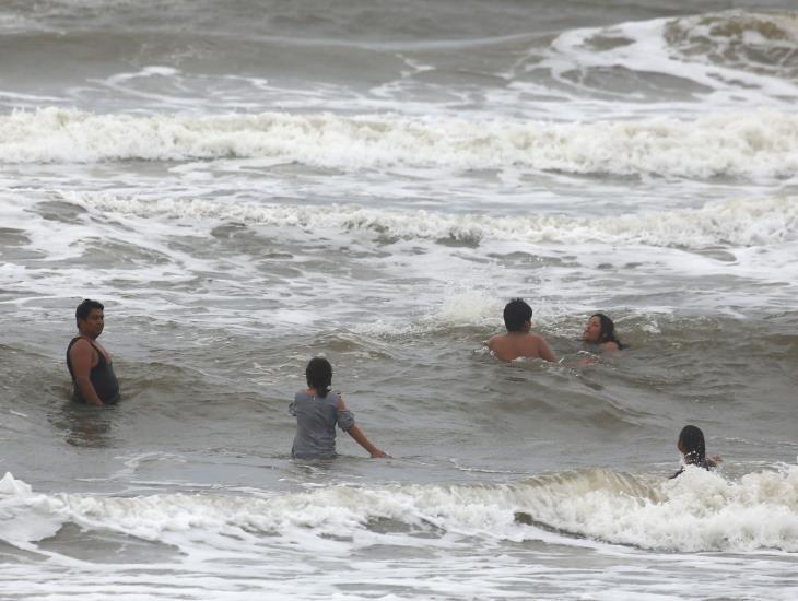 Familia con menores arriesgan su vida nadando en el fuerte oleaje en playa de Coatzacoalcos | VIDEO