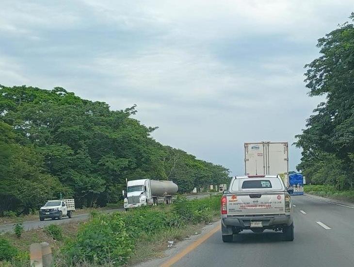 Ante aumento de asaltos, transportistas viajan con seguridad privada en este tramo de la Costera del Golfo