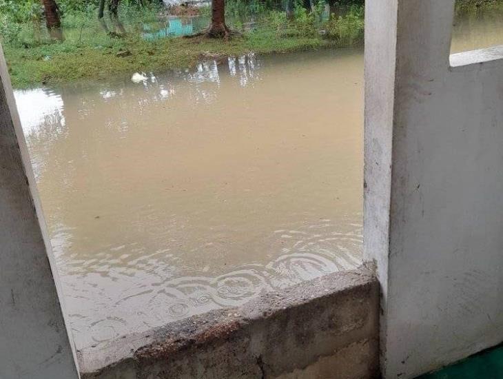 Más de 20 familias inundadas en la congregación Mundo Nuevo de Coatzacoalcos, piden apoyo con costales