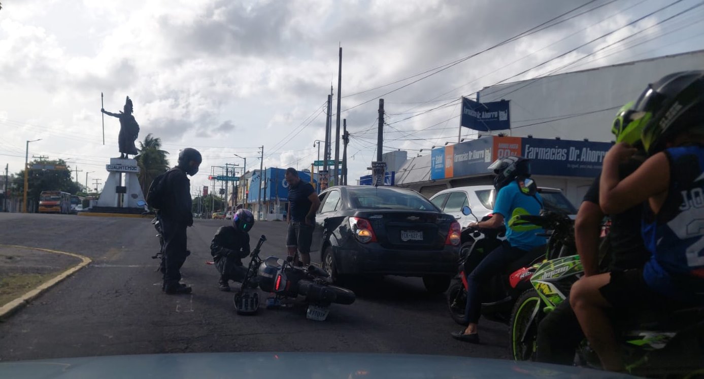 Accidente entre moto y auto en avenida Cuauhtémoc de Veracruz