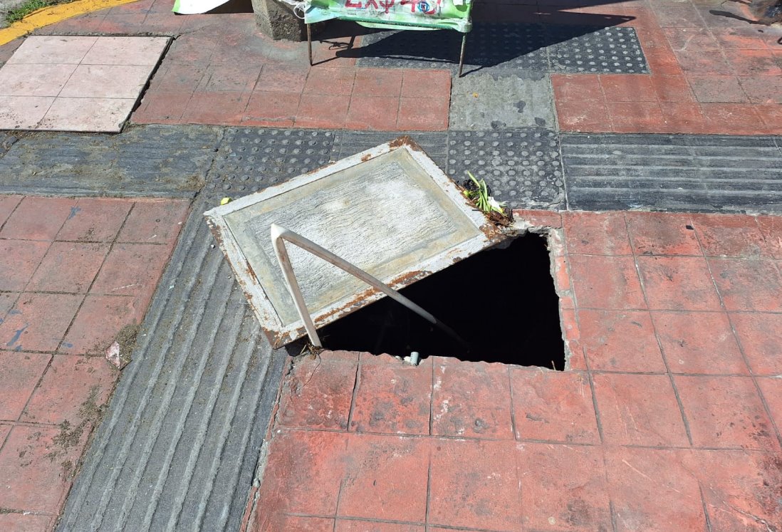 Denuncian registro de luz sin tapa en colonia Flores Magón de Veracruz