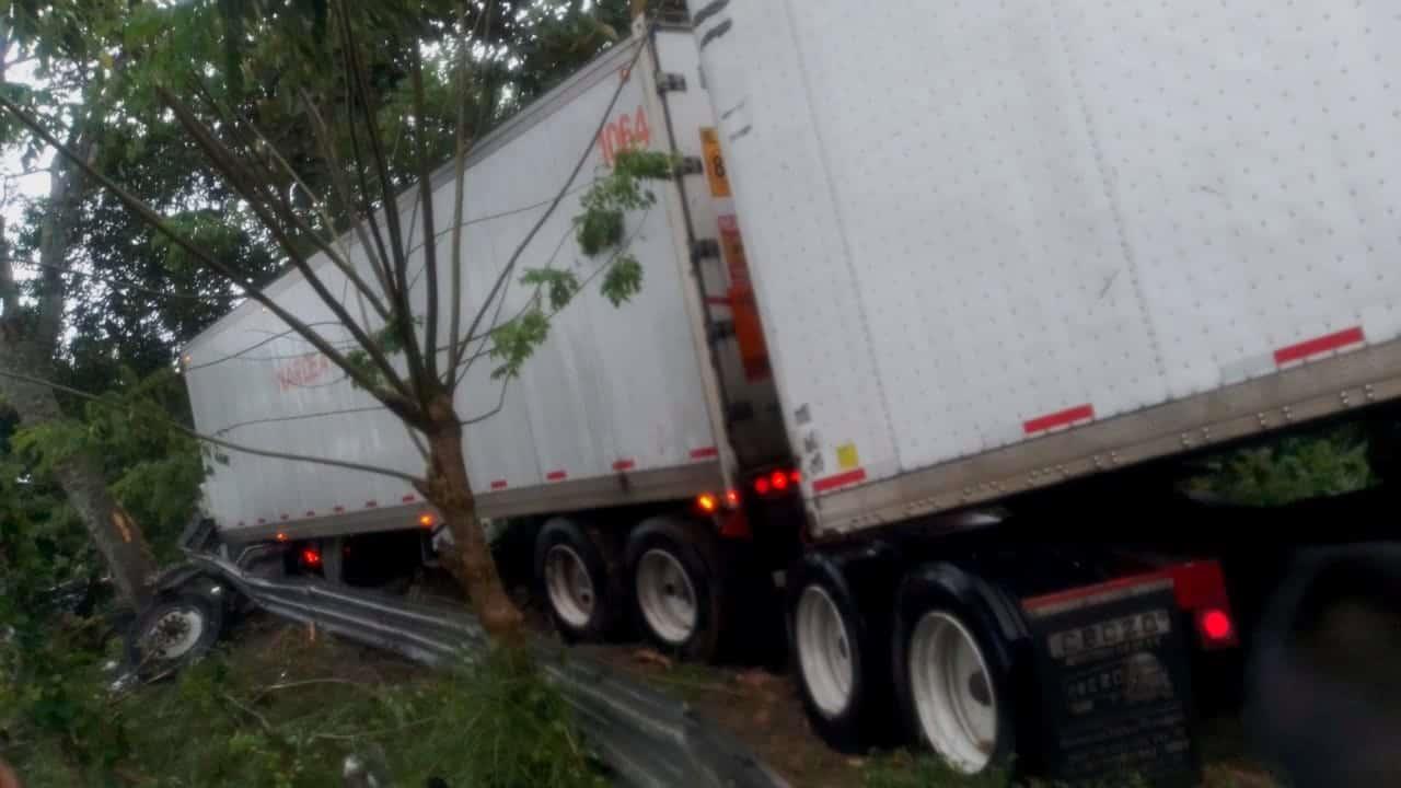 Lluvias afectan visibilidad en la carretera Villahermosa - Coatzacoalcos; trailero sufre percance