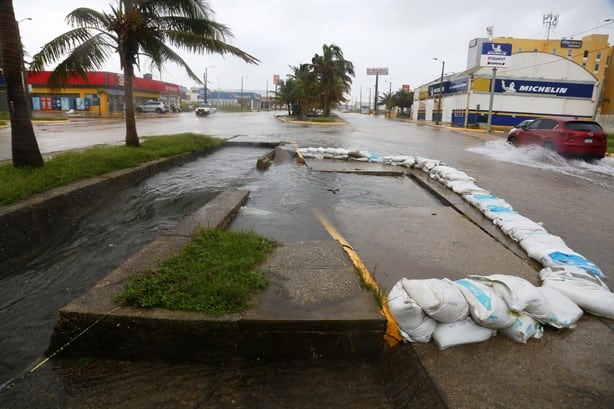 Intensas lluvias generan un socavón en importante avenida de Coatzacoalcos | VIDEO