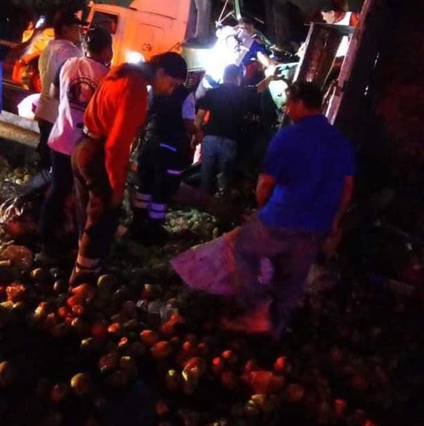 Mueren dos personas en choque de trailers en la Cárdenas-Coatzacoalcos