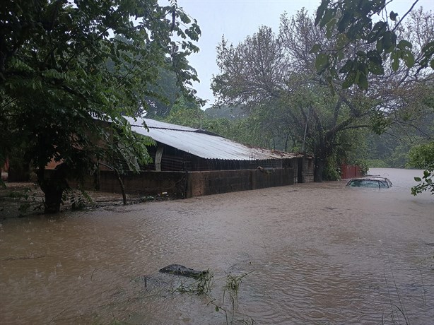 En menos de una hora lo perdieron todo tras inundación en colonia de Acayucan | FOTOS y VIDEO