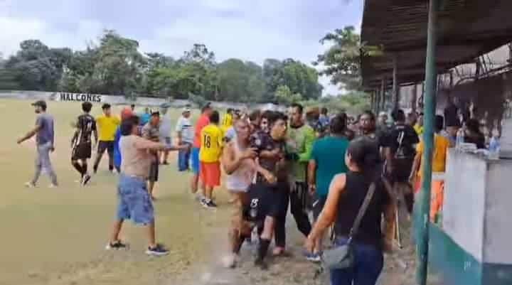 Batalla campal en partido de futbol; se agarran a golpes jugadores y hasta los aficionados