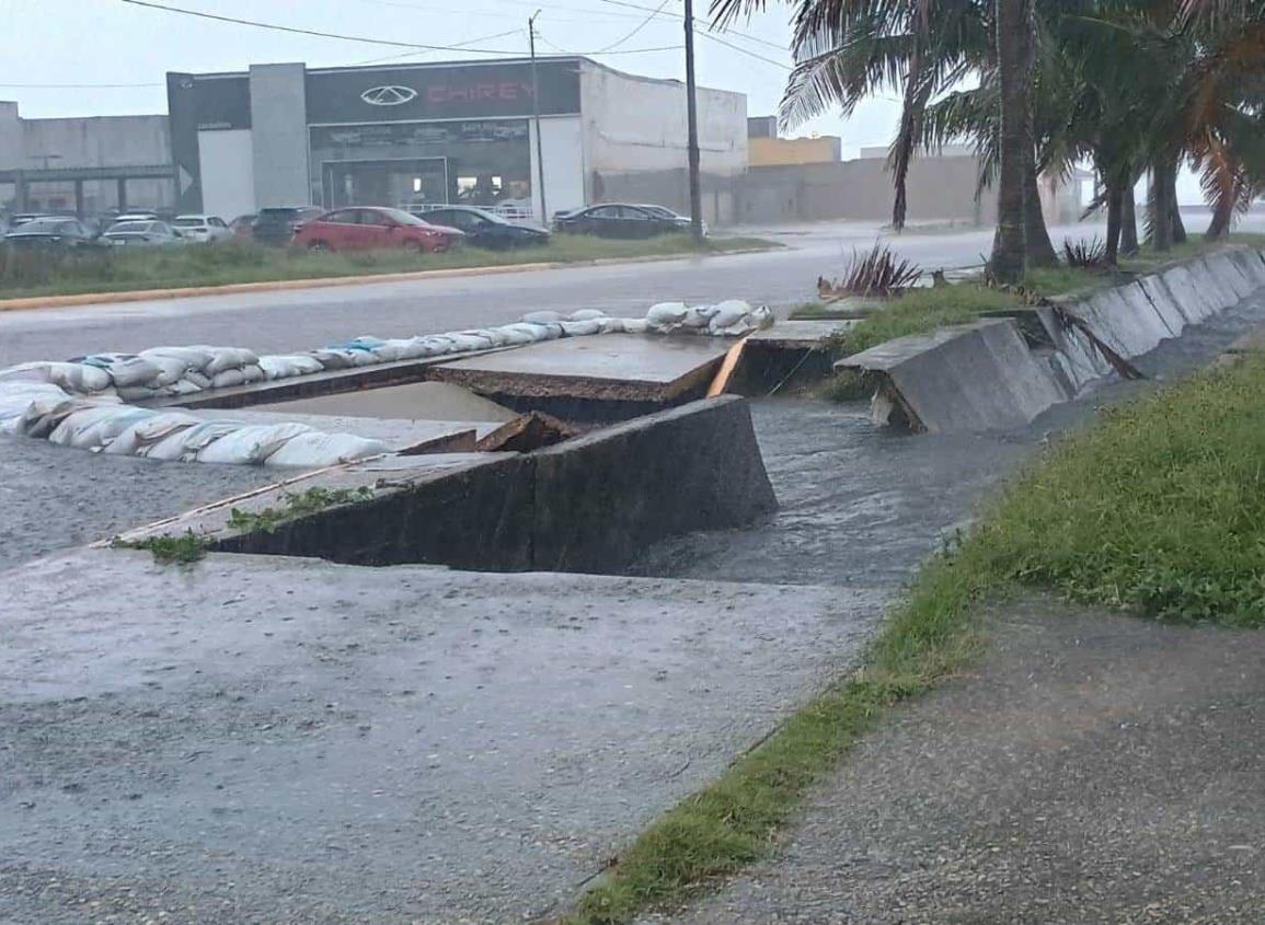 Intensas lluvias generan un socavón en importante avenida de Coatzacoalcos | VIDEO