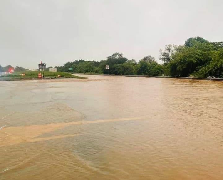 Lluvias de Nadine mantienen a tope ríos del sur de Veracruz; se inunda carretera  | VIDEO