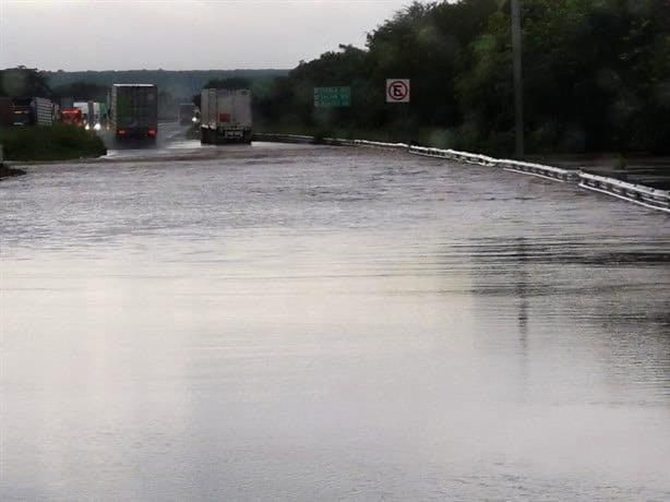 Cierran la autopista Cosoleacaque-La Tinaja por desbordamiento de río, alerta Capufe