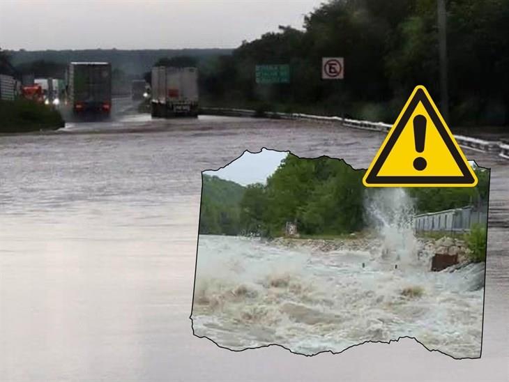 ¡Atención! Autopista La Tinaja-Cosoleacaque, cerrada por desbordamiento de río