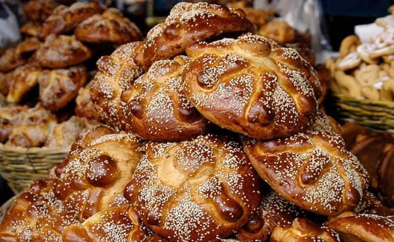 ¿Cuántas calorías tiene el pan de muerto y qué tanto se puede comer?