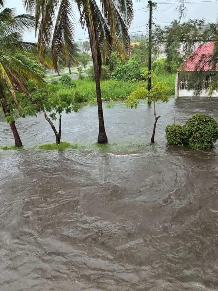 Calles del Fraccionamiento Floresta están inundadas por las fuertes lluvias en Veracruz