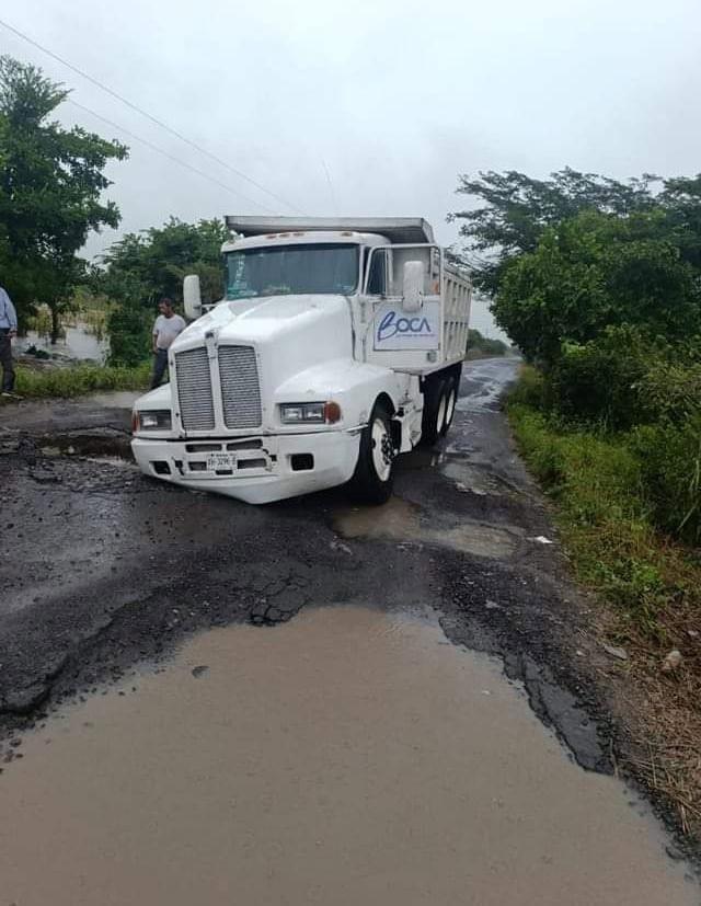 Camión del Ayuntamiento de Boca del Río cae a socavón tras fuertes lluvias