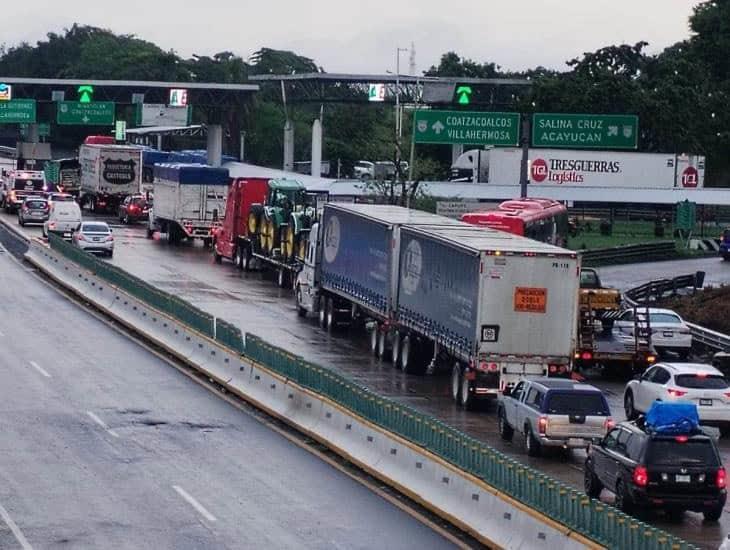 Pese a desbordamiento del río Tesechocacan no hay cierre en la autopista