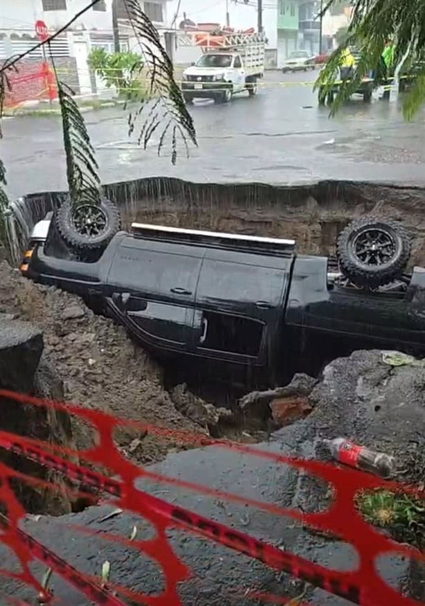 ¡Hasta el fondo! Camioneta cae a un socavón en Veracruz; la imagen se hizo viral