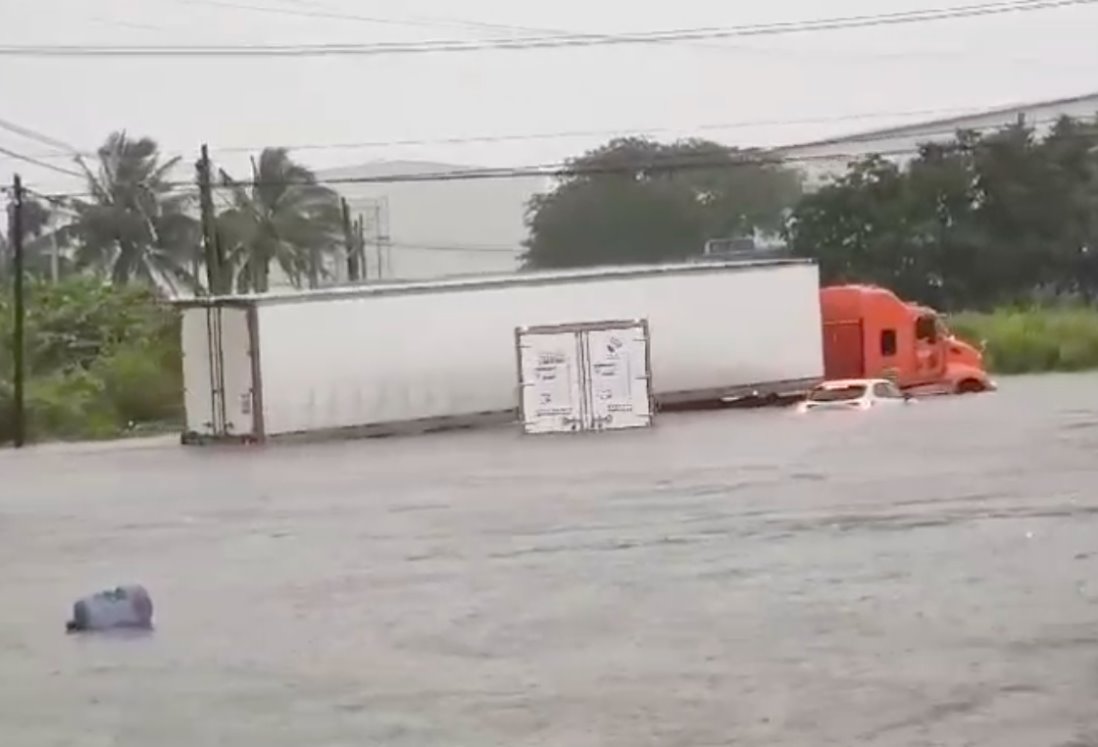 Inundaciones en Ciudad Industrial de Veracruz deja camiones varados