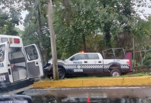 ¡Perdió el control! patrulla se estrella contra poste en la avenida Murillo Vidal de Xalapa