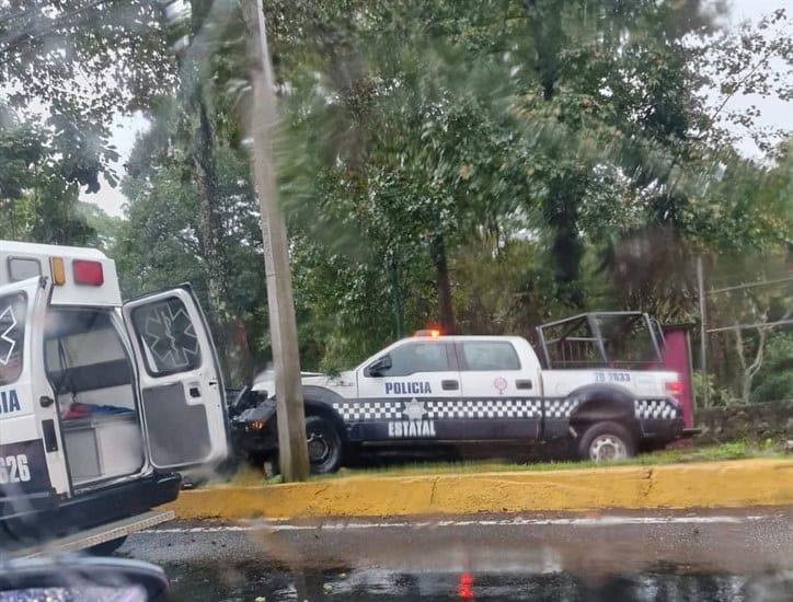 ¡Perdió el control! patrulla se estrella contra poste en la avenida Murillo Vidal de Xalapa