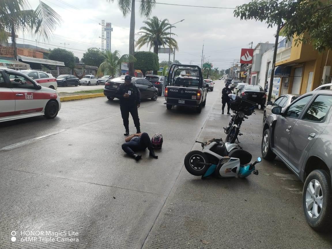 Mujer resultó lesionada tras impactarse en su motoneta contra la puerta de otro vehiculo