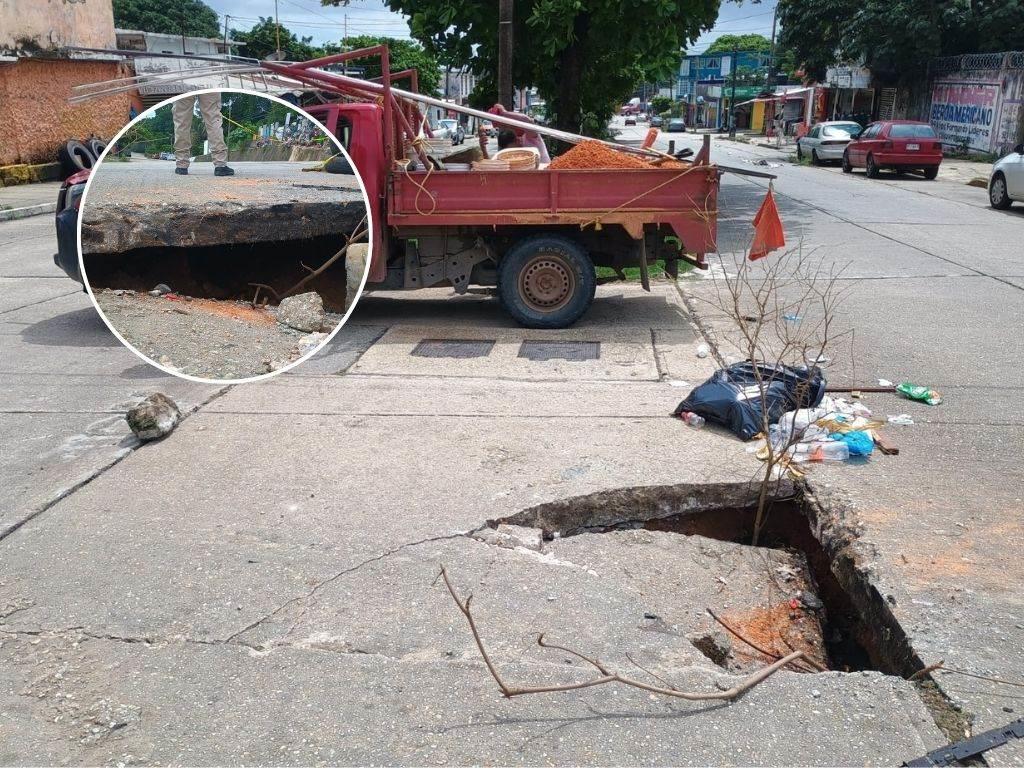 Se hunden losas en Coatzacoalcos; camioneta quedó atrapa durante unos minutos