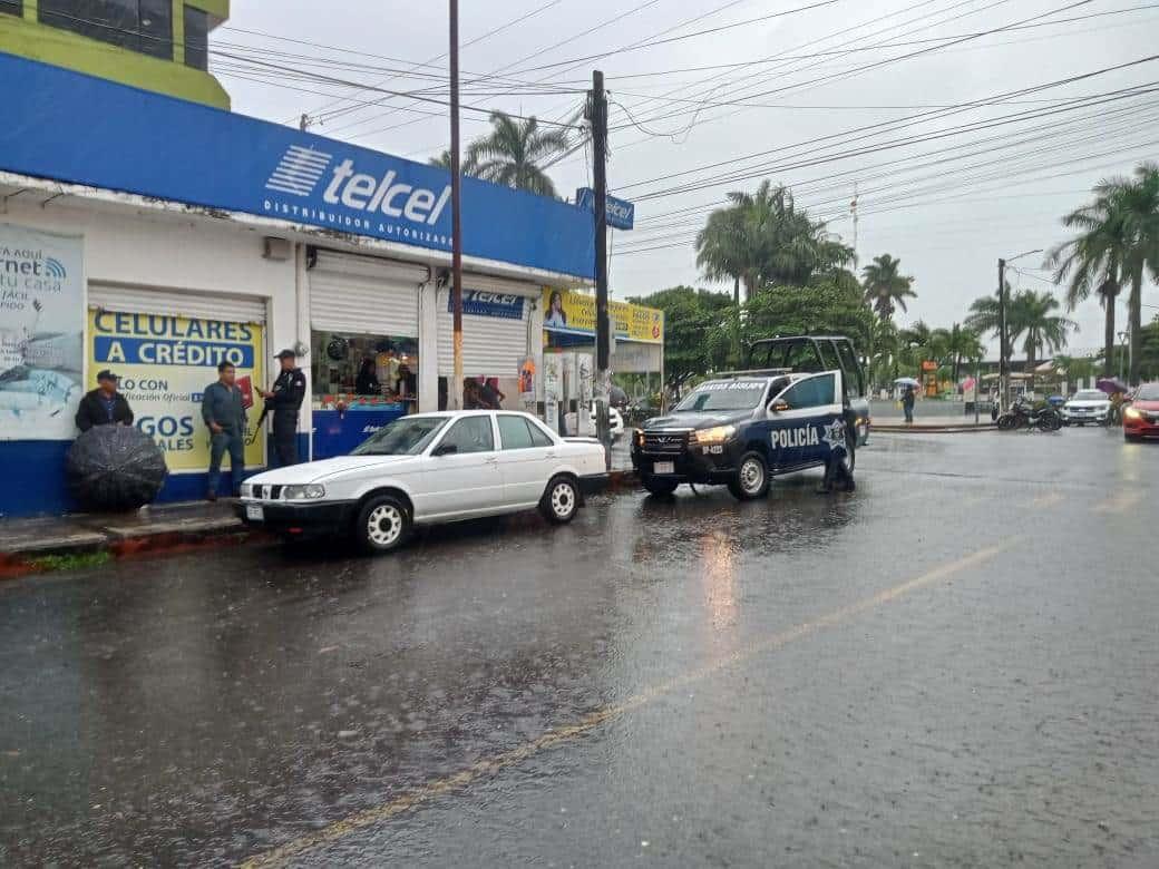 Patrulla detiene a hombre en Cardel por tocarse en el interior de un auto