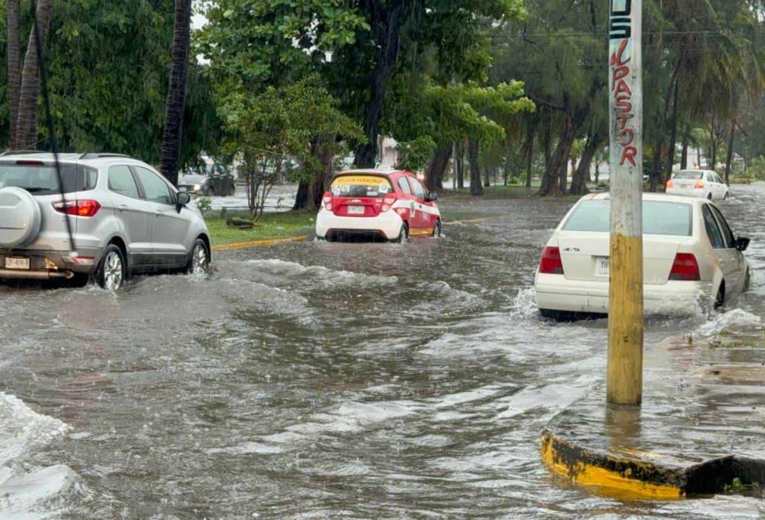 Se inunda avenida Allende en Veracruz; autos quedaron varados