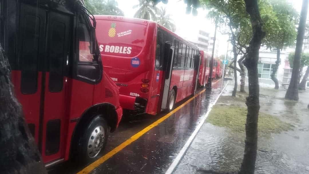 Estas rutas de camiones urbanos suspendieron el servicio por inundaciones en Veracruz