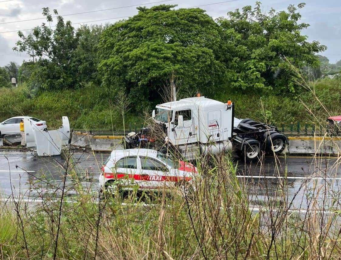 Tractocamión queda atravesado en la Cosoleacaque- Acayucan; conductor perdió el control