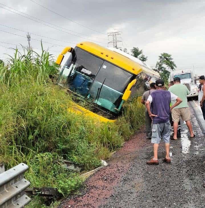 Autobús de turismo quedó a punto de volcarse tras perder el control