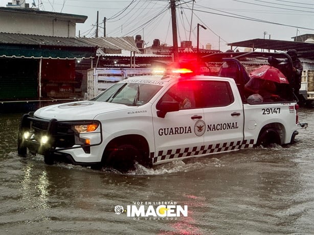 Evacuan a familias del fraccionamiento Floresta, en Veracruz | VIDEO