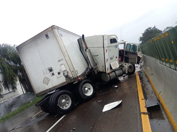 ¡Por fuerte lluvia! dos tráileres se accidentan en la autopista Puebla-Córdoba