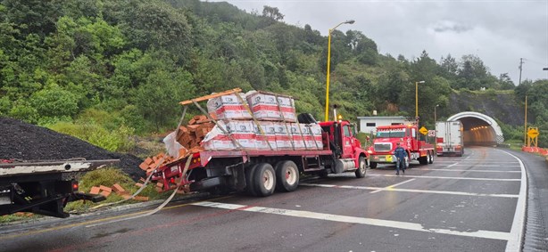 ¡Por fuerte lluvia! dos tráileres se accidentan en la autopista Puebla-Córdoba