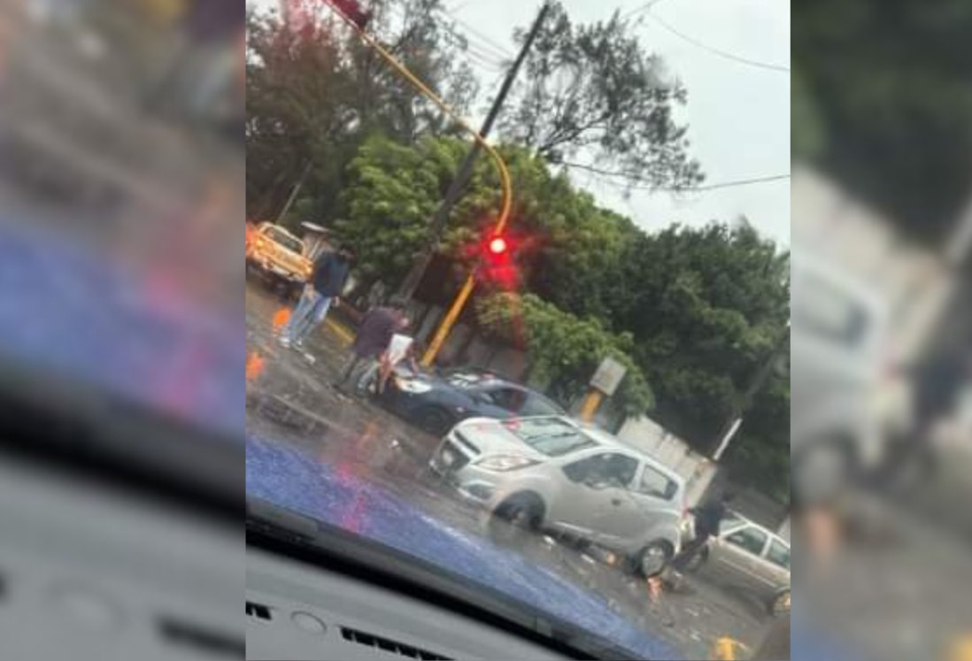 Automóvil cae a socavón que se formó con las lluvias frente al Tecnológico de Veracruz