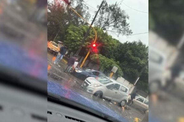 Automóvil cae a socavón que se formó con las lluvias frente al Tecnológico de Veracruz