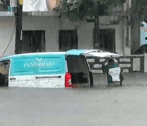 Captan en VIDEO a repartidor de pan entregando pedido en medio de inundación en Veracruz