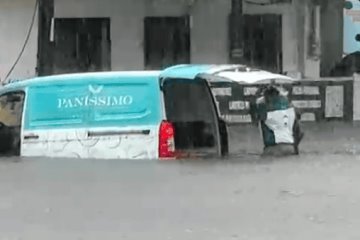 Captan en VIDEO a repartidor de pan entregando pedido en medio de inundación en Veracruz