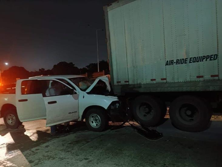 Camioneta se estampa contra la caja de un tráiler sobre la autopista Córdoba-Orizaba